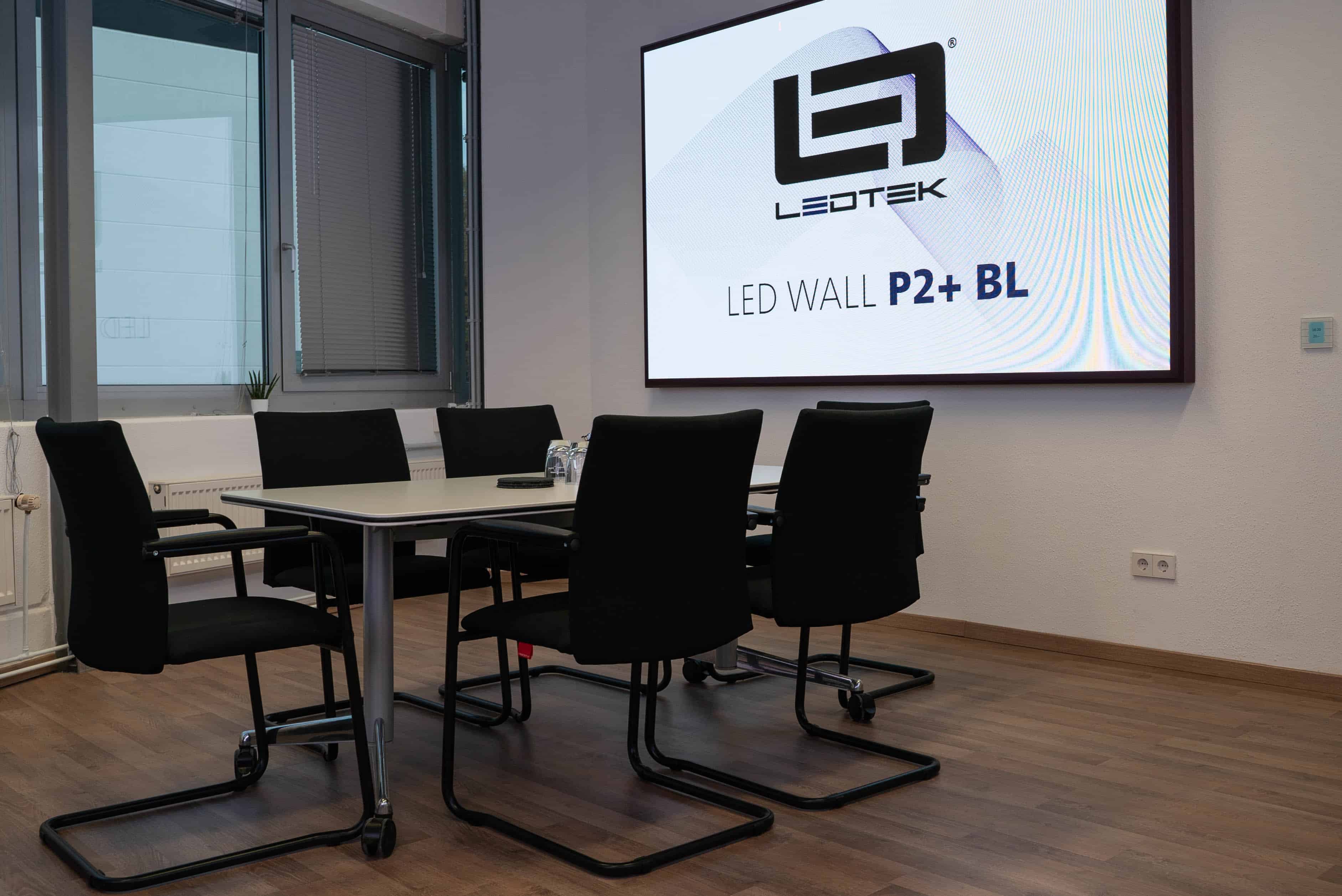 LedTek Showroom P2+BL Leinwand LedTek Showroom Frontalansicht