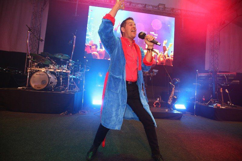 Gute Stimmung bei der Superhelden-Party Moderation mit Licht und LED