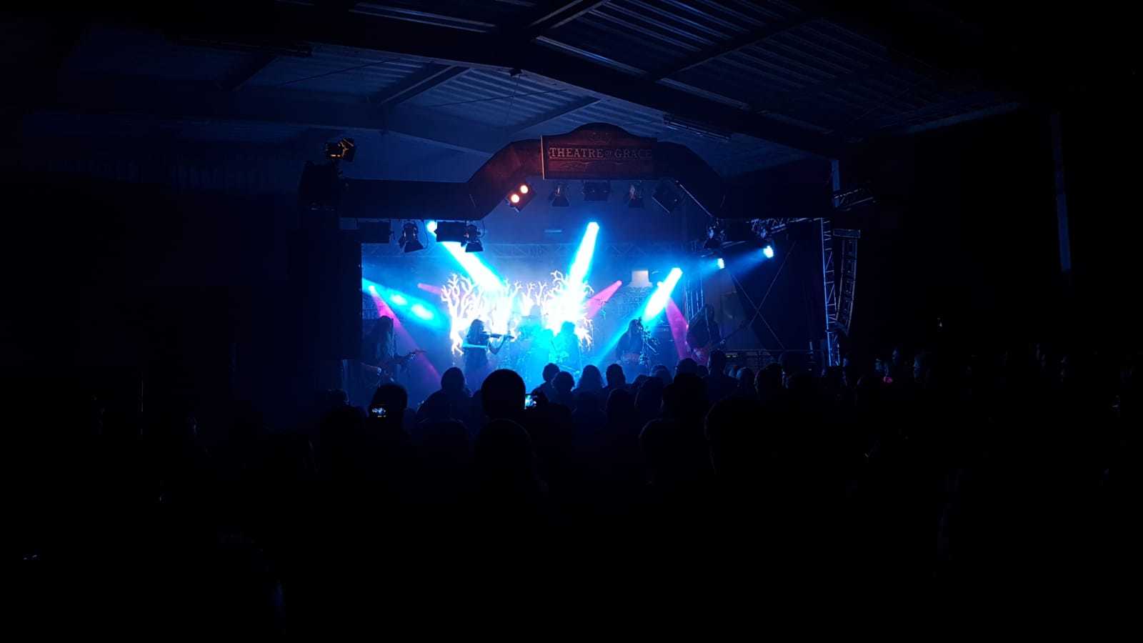 Lightshow im dunkeln Theater of Grace gut beleuchtet