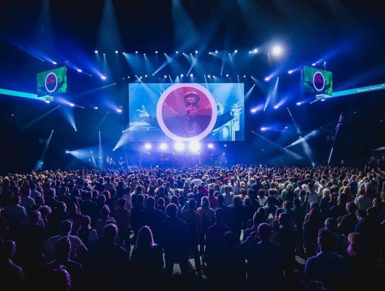 Die Fantastischen Vier auf dem Greator-Festival vor einer blauen Leinwand von LEDTEK.