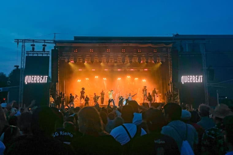 Die Bühne frontal beim Sommersound VS 2024 mit LEDTEK LED-Wänden.
