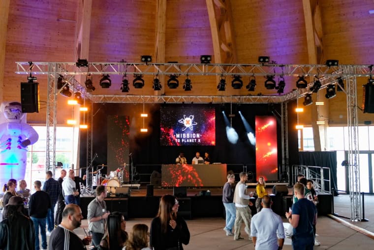 Die Bühne beim FitX "Mission to Planet X" mit LEDTEK LED-Wänden ausgestattet.
