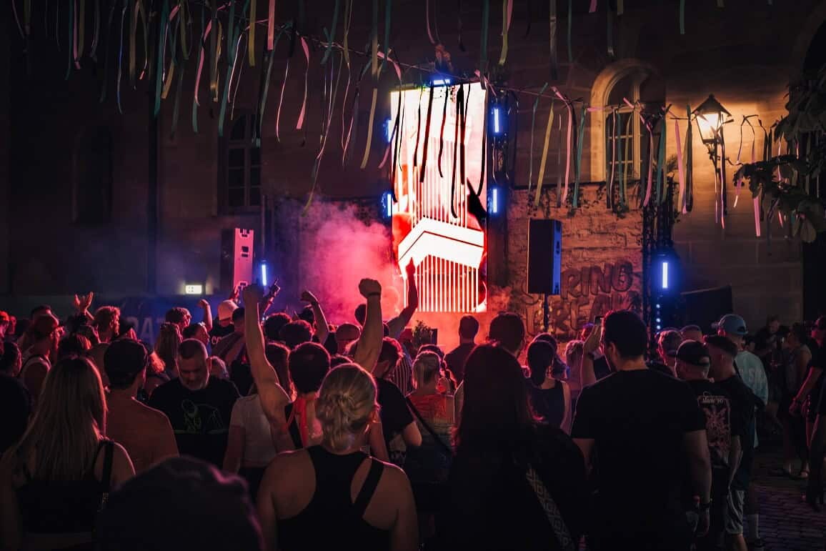 PATO mit der P4+WH PRO auf dem ersten Rathaus-Rave in Fürth, Quelle: PATO Eventservice (E)